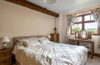 The kingsize bedroom