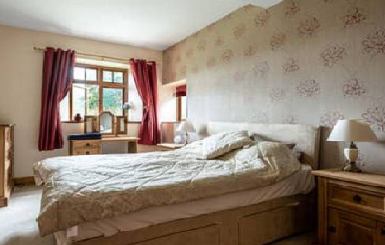 The ground-floor kingsize bedroom